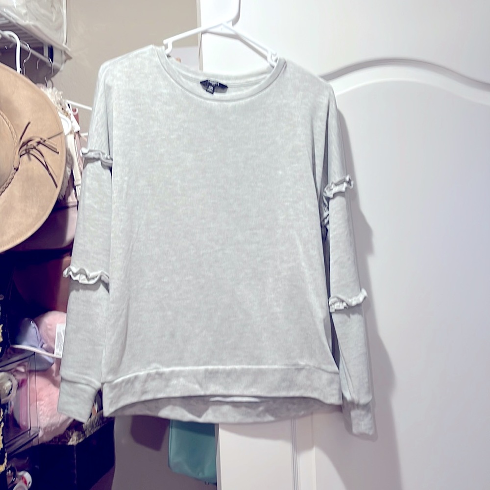 Tresics ruffle sleeve sweater- Medium